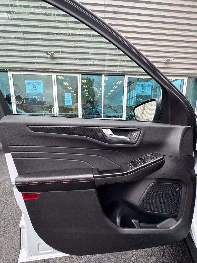Used 2025 Ford Escape ST-Line FWD image 13
