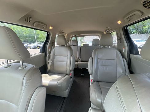 Used 2017 Toyota Sienna XLE w/ XLE Navigation Package AWD/4WD image 9