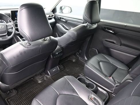 Certified 2023 Toyota Highlander XLE image 19