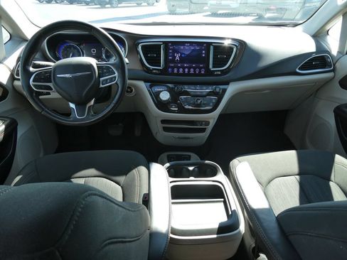 Used 2019 Chrysler Pacifica Touring Plus w/ Advanced Safetytec Group FWD image 22