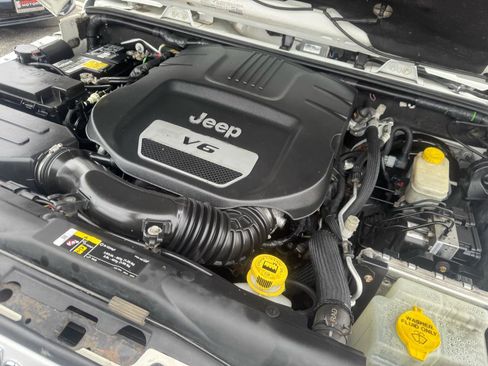 Used 2017 Jeep Wrangler Sahara w/ Connectivity Group image 28