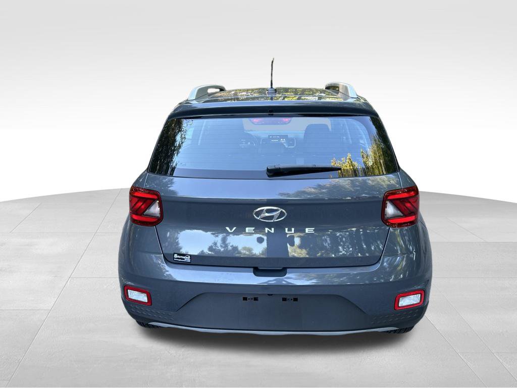 Used 2024 Hyundai Venue SEL FWD image 4