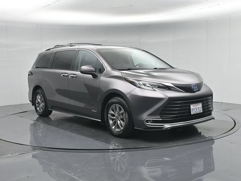Used 2021 Toyota Sienna XLE FWD image 61