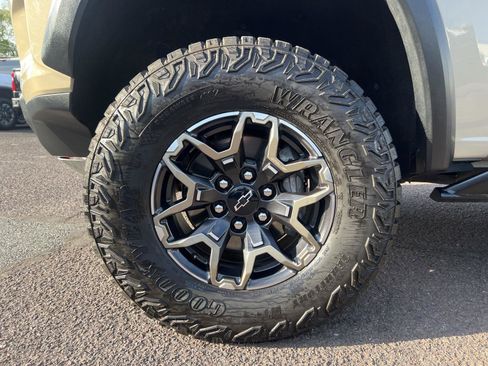 Used 2024 Chevrolet Colorado ZR2 w/ Safety Package AWD/4WD image 11