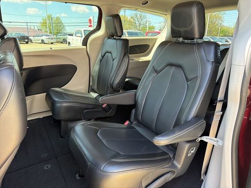 Used 2023 Chrysler Pacifica Touring-L FWD image 24