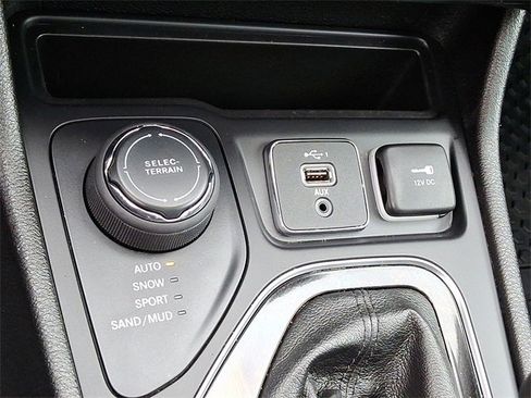 Used 2021 Jeep Cherokee Limited image 24