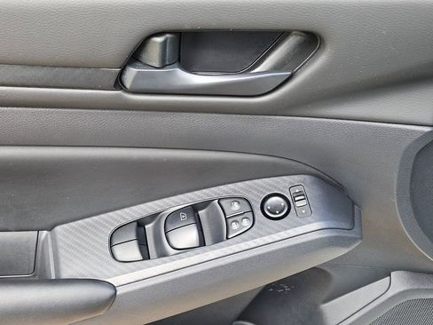 Used 2025 Nissan Altima 2.5 S FWD image 13