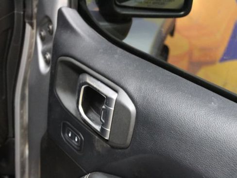 Used 2018 Jeep Wrangler Unlimited Sahara w/ Uconnect 4C Nav & Sound Group AWD/4WD image 9