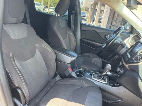 Used 2017 Jeep Cherokee Latitude FWD image 33