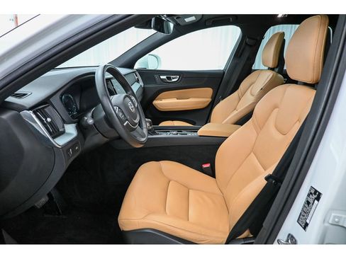 Used 2018 Volvo XC60 T6 Momentum w/ Vision Package image 10