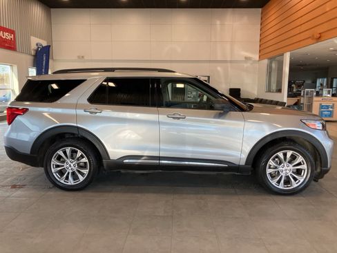 Used 2020 Ford Explorer XLT w/ Equipment Group 202A image 4