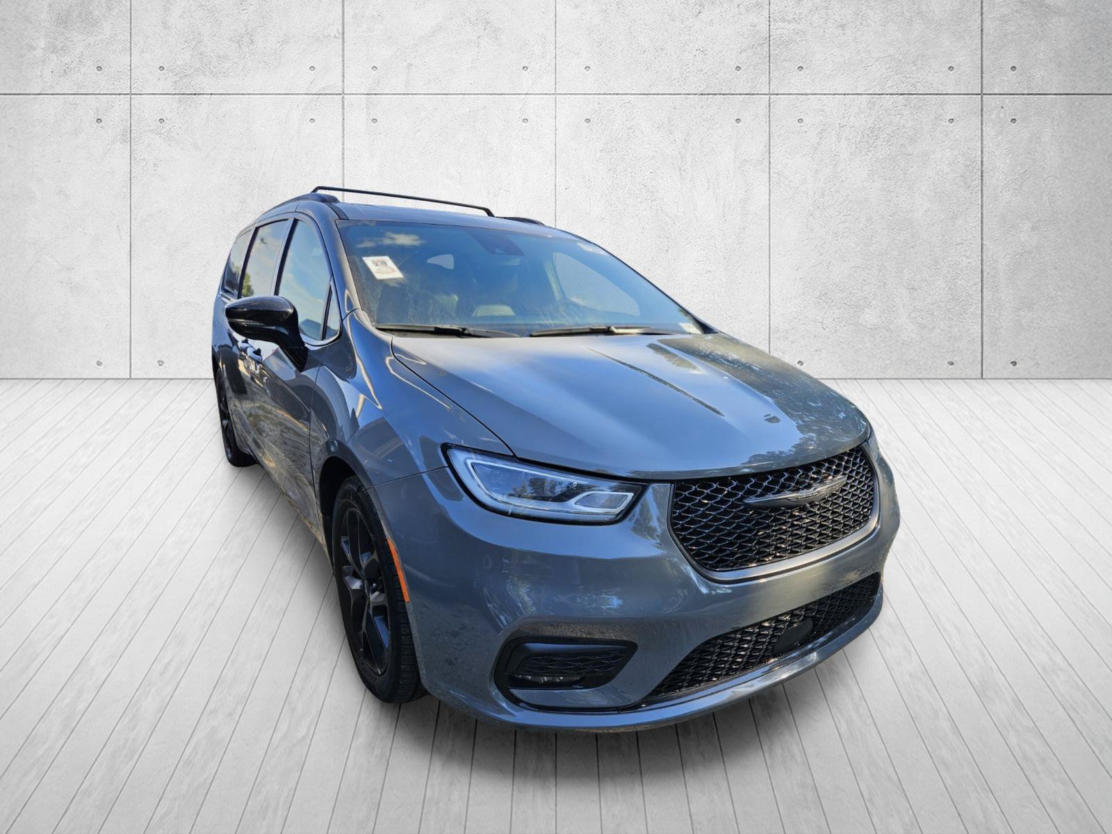 Used 2025 Chrysler Pacifica Limited FWD image 2