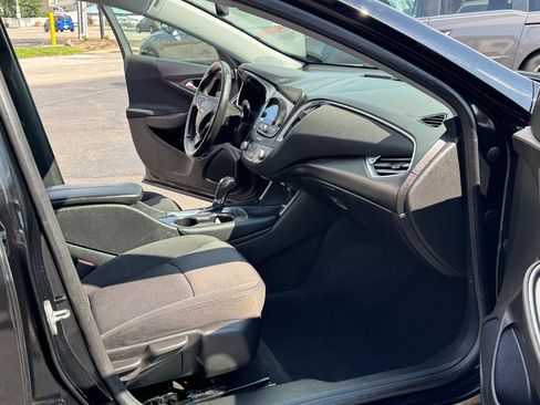 Used 2018 Chevrolet Malibu LT FWD image 18