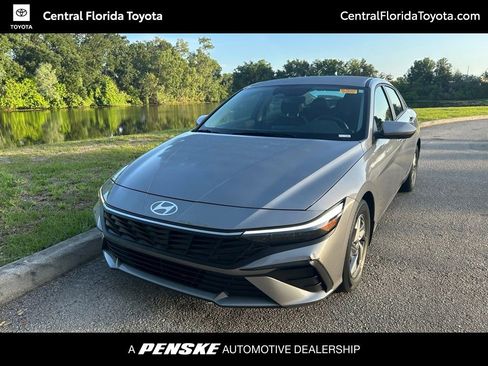 Used 2025 Hyundai Elantra SE FWD image 1
