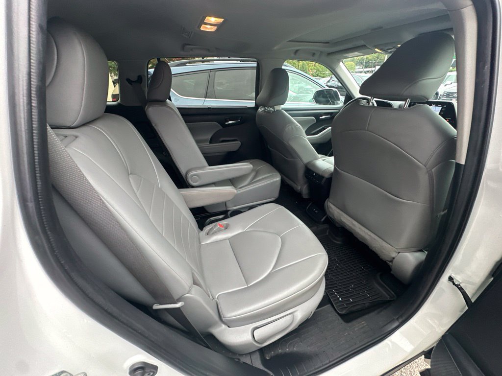 Used 2021 Toyota Highlander XLE AWD/4WD image 28