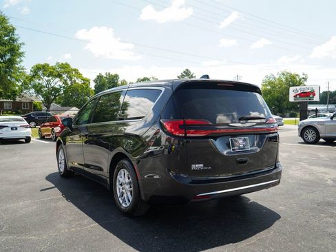 Used 2023 Chrysler Pacifica Touring-L FWD image 3