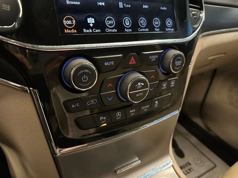 Used 2021 Jeep Grand Cherokee Limited AWD/4WD image 15