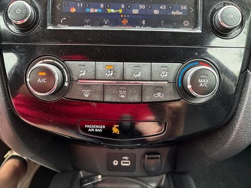 Used 2018 Nissan Rogue SV AWD/4WD image 18
