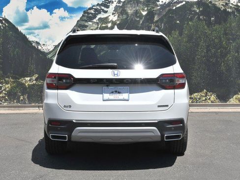 Used 2025 Honda Pilot Touring image 10