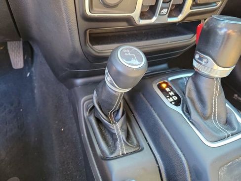 Used 2021 Jeep Gladiator Overland w/ Popular Equipment Package AWD/4WD image 23