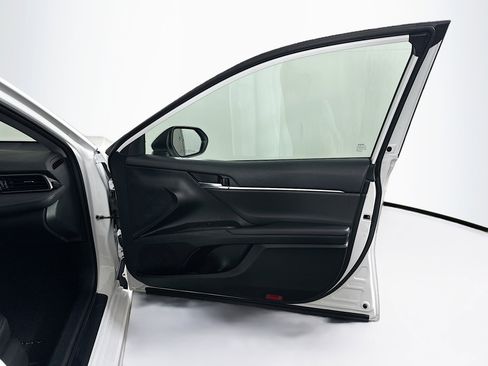 Used 2023 Toyota Camry SE image 30