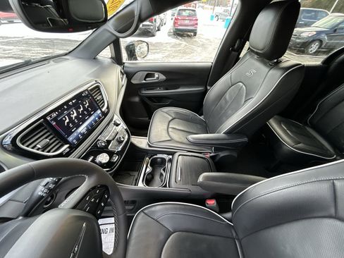 Used 2025 Chrysler Pacifica Limited image 20