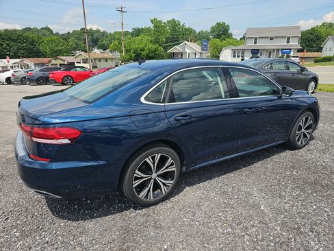 Used 2021 Volkswagen Passat 2.0T SE FWD image 3