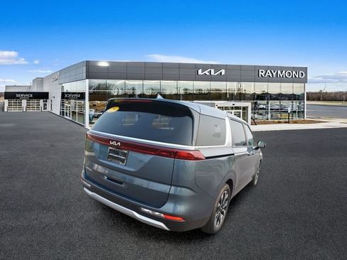 Certified 2023 Kia Carnival EX FWD image 4