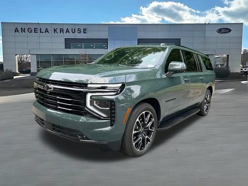 Used 2025 Chevrolet Suburban RST w/ RST Capability Package AWD/4WD image 3
