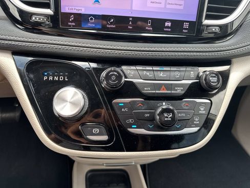 Used 2022 Chrysler Pacifica Touring-L w/ Uconnect Theater Family Group FWD image 20