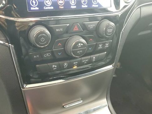 Used 2019 Jeep Grand Cherokee Limited AWD/4WD image 9
