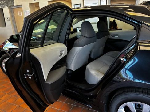 Used 2021 Toyota Corolla LE FWD image 31