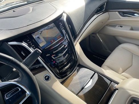 Used 2020 Cadillac Escalade Premium Luxury image 31