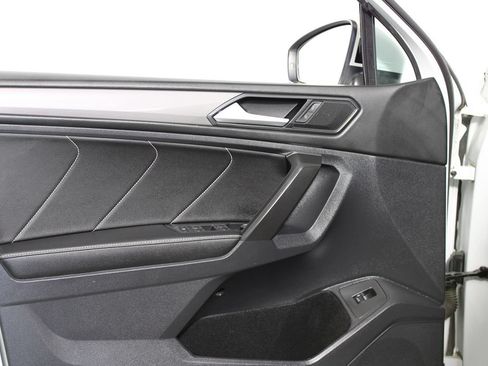 Used 2022 Volkswagen Tiguan SE w/ Panoramic Sunroof Package AWD/4WD image 12