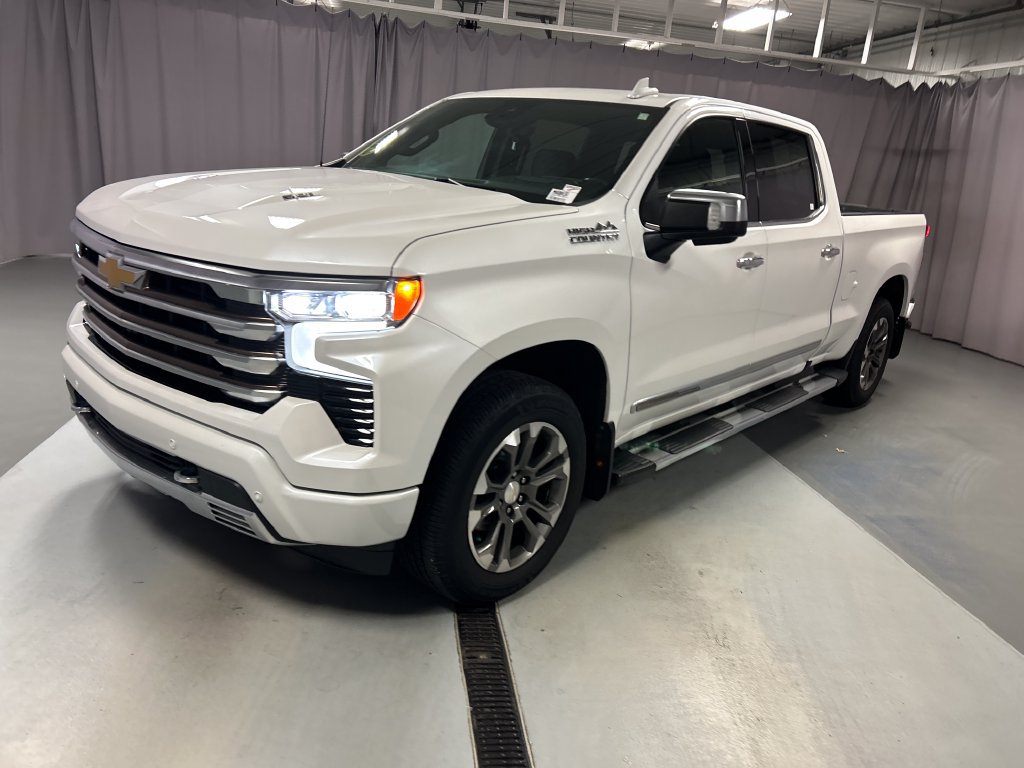 Used 2022 Chevrolet Silverado 1500 High Country w/ Technology Package AWD/4WD image 3