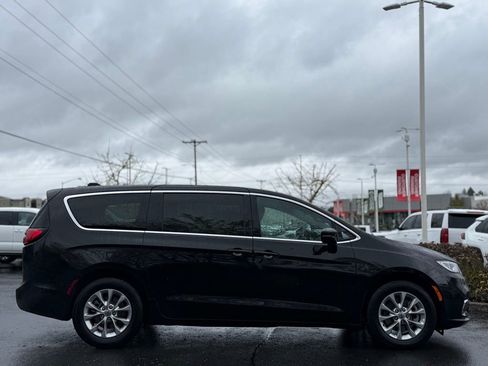 Used 2025 Chrysler Pacifica Select AWD/4WD image 6