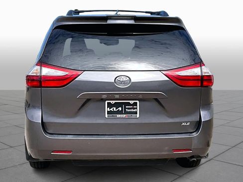 Used 2018 Toyota Sienna XLE Premium image 4