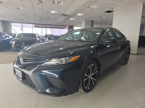 Used 2020 Toyota Camry SE image 3