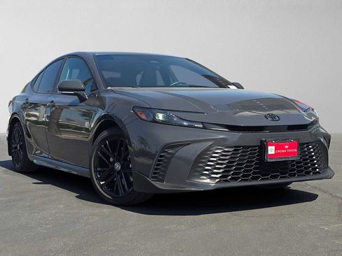 Used 2025 Toyota Camry SE FWD image 1