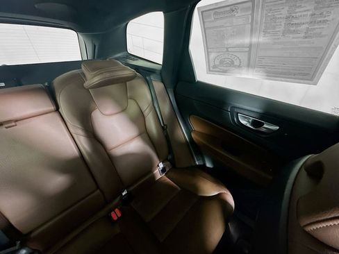 Used 2023 Volvo XC60 B5 Plus image 14