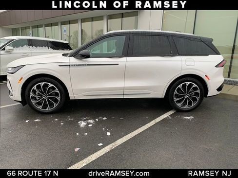 Used 2024 Lincoln Nautilus Reserve w/ Equipment Group 202A image 2