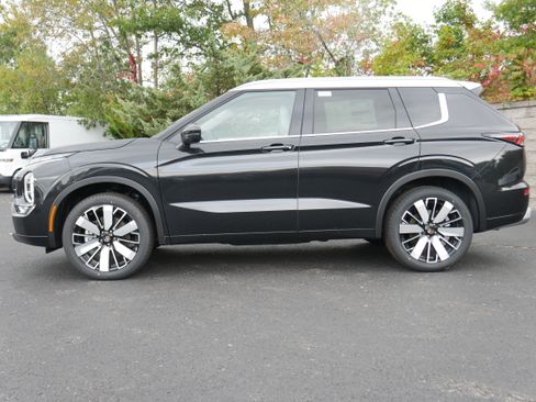 Used 2025 Mitsubishi Outlander AWD image 3