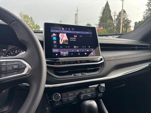 Used 2025 Jeep Compass Trailhawk image 21