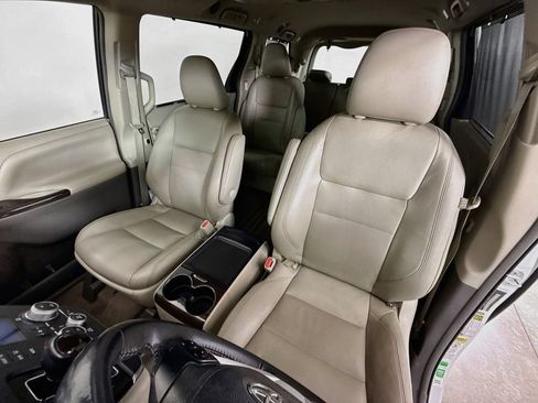 Used 2017 Toyota Sienna XLE Premium FWD image 11