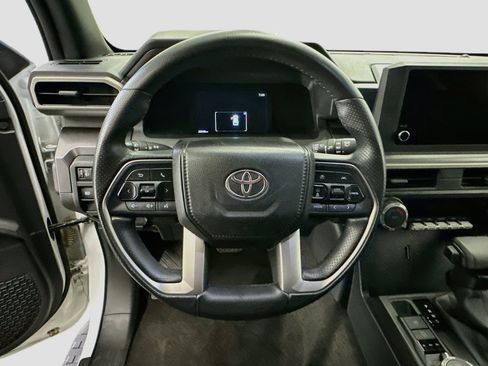 Used 2025 Toyota 4Runner SR5 AWD/4WD image 18