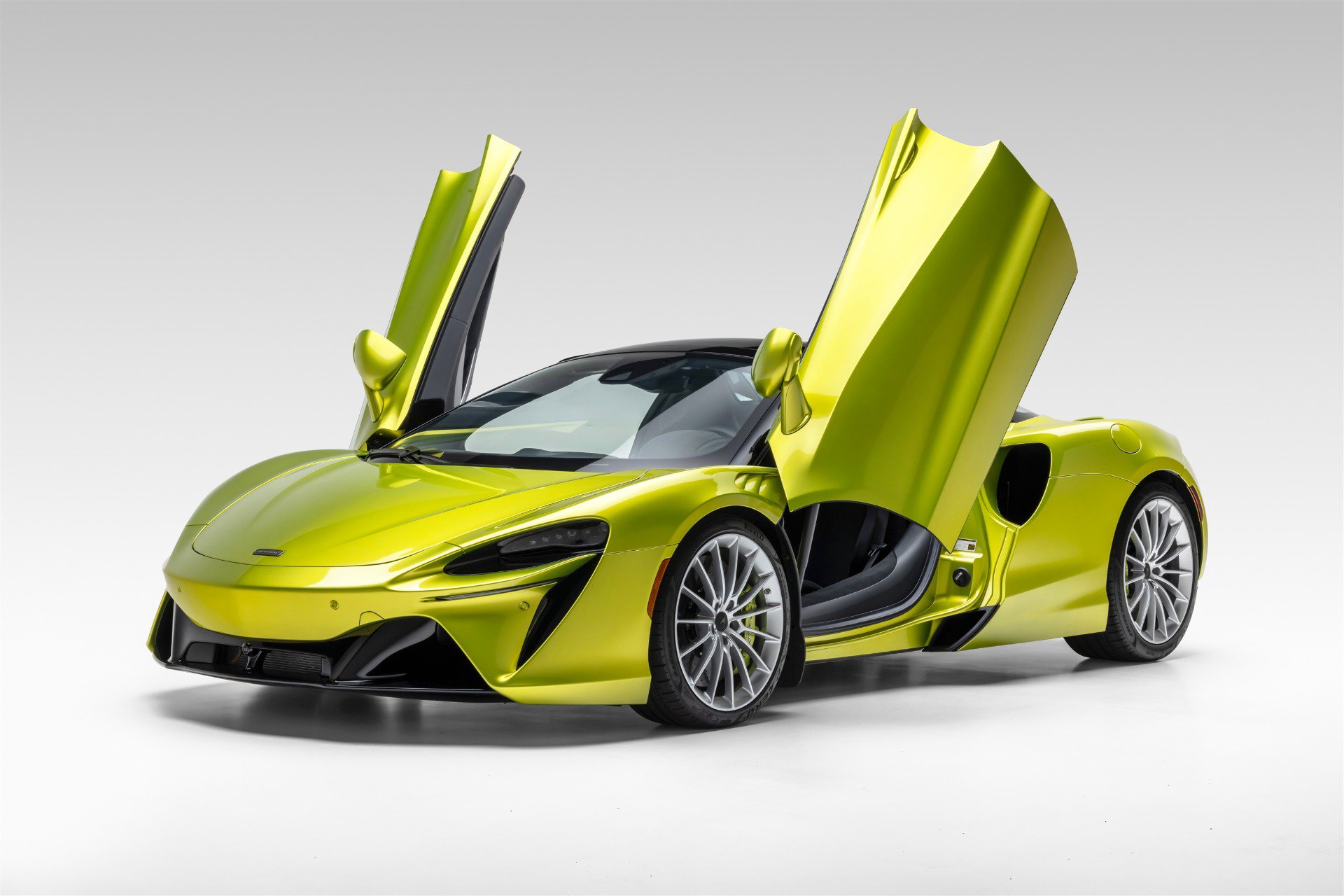 Used 2025 McLaren Artura Spider RWD image 2