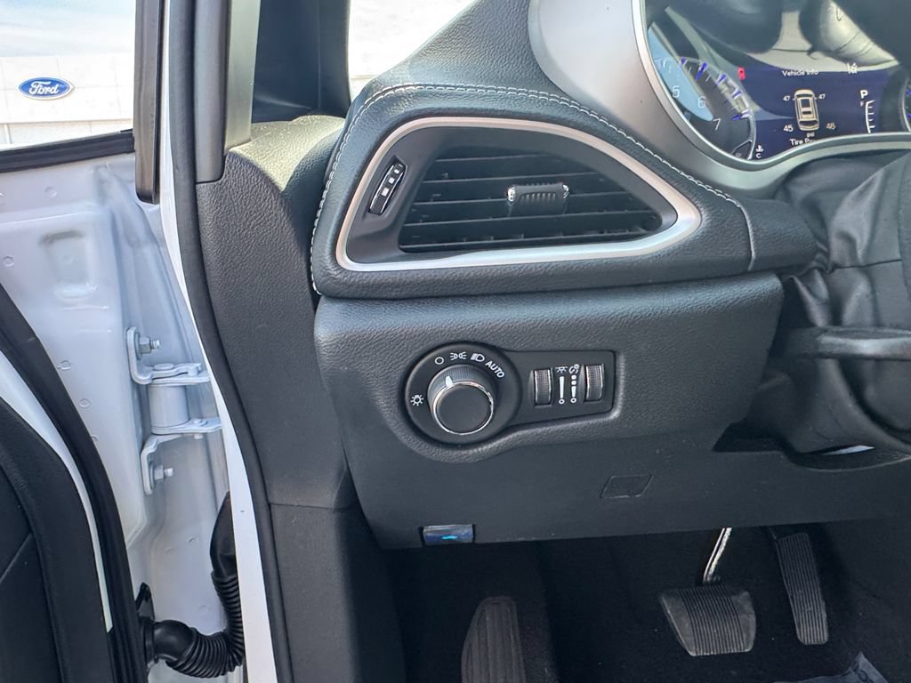 New 2027 Chrysler Pacifica Select FWD image 15