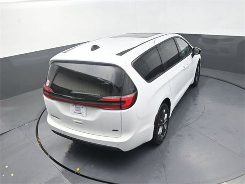 New 2026 Chrysler Pacifica Select image 15