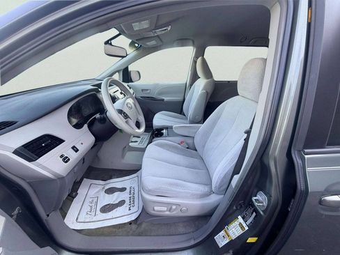 Used 2011 Toyota Sienna LE FWD image 15