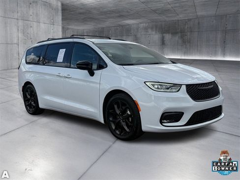 Certified 2025 Chrysler Pacifica Limited image 9